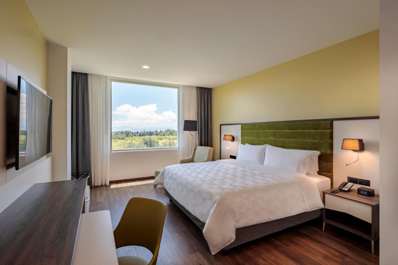 Holiday Inn - Quito Airport By Ihg Tababela Exterior photo A room at the Hilton Garden Inn in San Jose, Costa Rica
